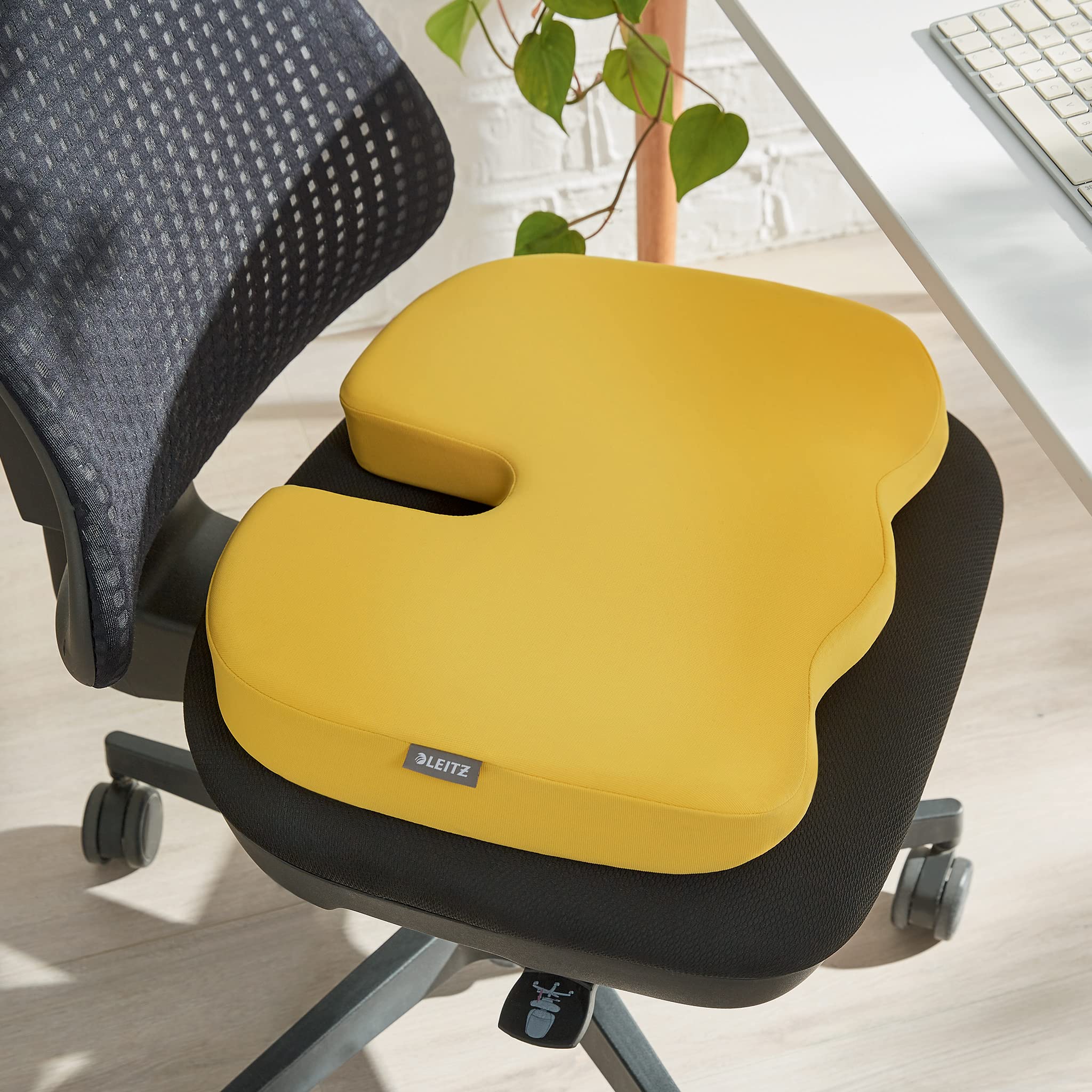 leitz-ergo-cosy-sitzkissen-355-x-455-mm-orthop-disches-schaumstoffkissen-in-gelb image 2